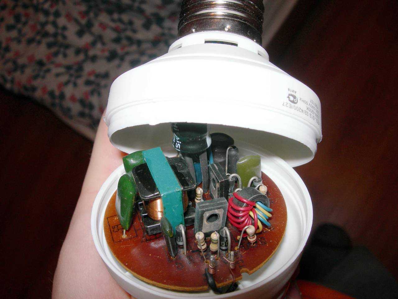 Почему моргает свет в квартире. Плата от энергосберегающей лампы твс110ла. Трансформатор лампа Экономка. Лампа экономная. Разбираем энергосберегающую лампочку.