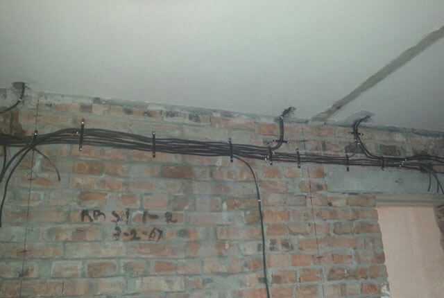 Крепление кабеля к стене и потолку. делаем монтаж самостоятельно