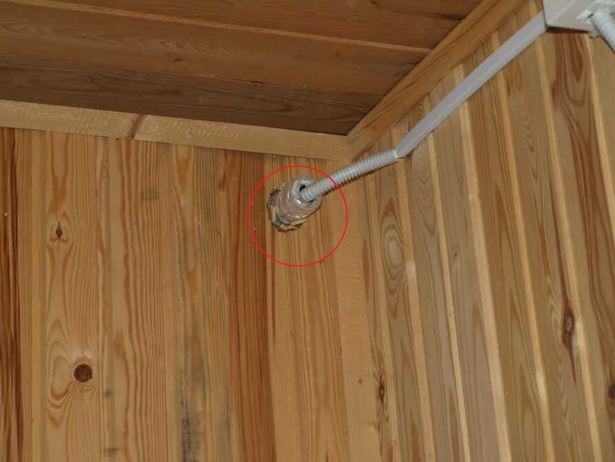 Проводим кабель канал. Прокладка проводки через стены в деревянном доме. Электропроводка в деревянном доме. Электропроводка в деревянной бане. Прокладка кабеля в парной.