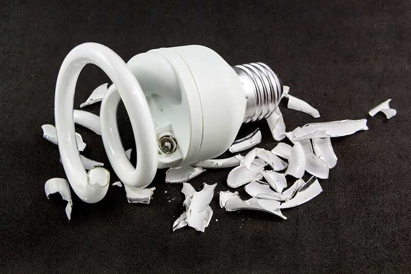 Разбилась лампа люминесцентная (в комнате  или офисе): что делать - демеркуризация, чем вредны, последствия для здоровья человека и класс опасности дневной лампы