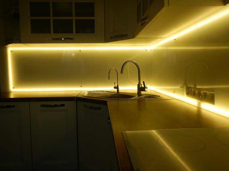 Как сделать подсветку для кухни под шкафчики своими руками: полезные советы