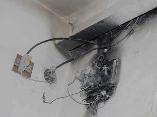 Что делать, если в квартире пахнет горелой проводкой? - электрика