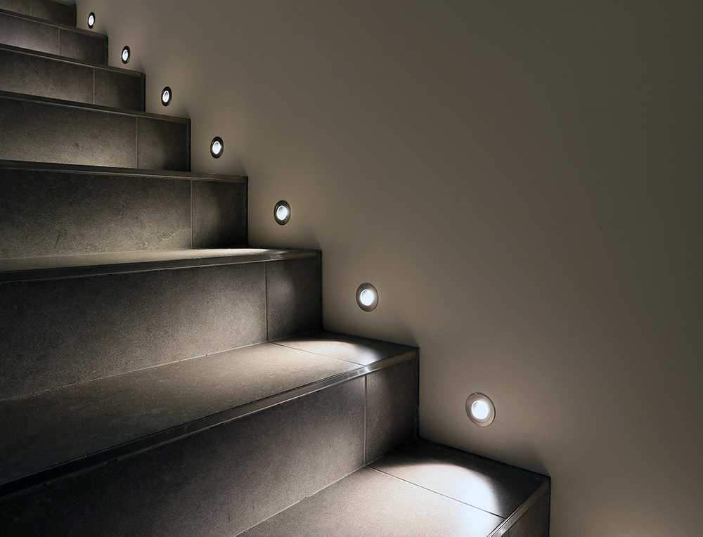 Освещение лестниц: варианты оформления подсветки, особенности, подборка фото
