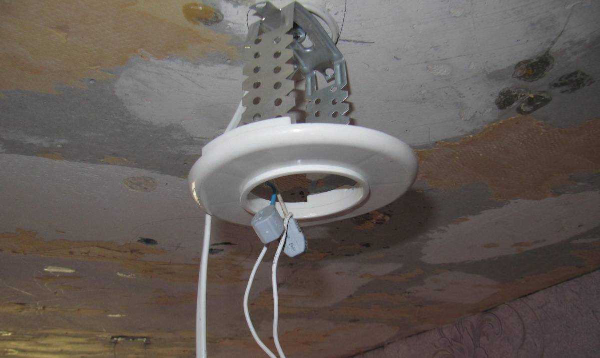 Как установить точечный светильник в натяжной потолок?