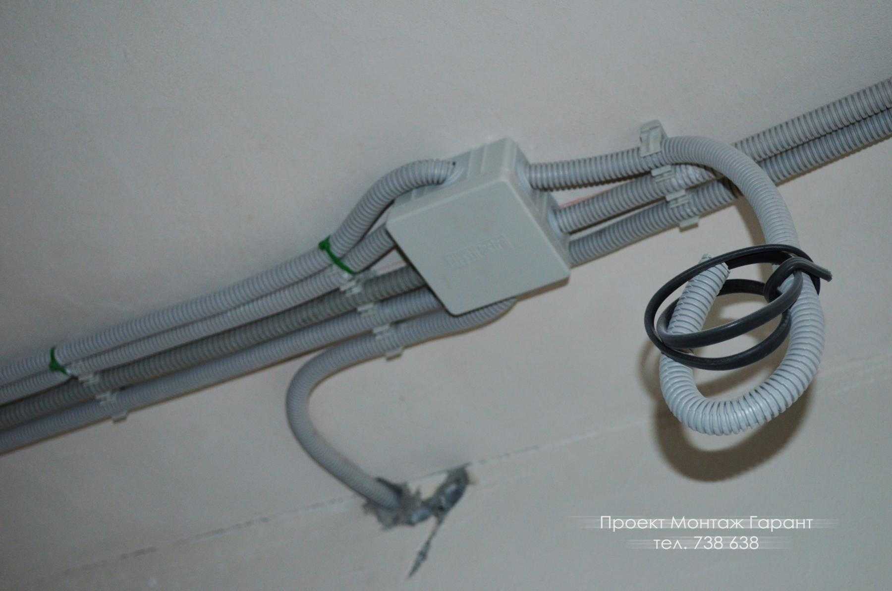 Проводка под натяжным потолком: разводка электрики в квартире, можно ли прокладывать кабель ввгнг без гофры