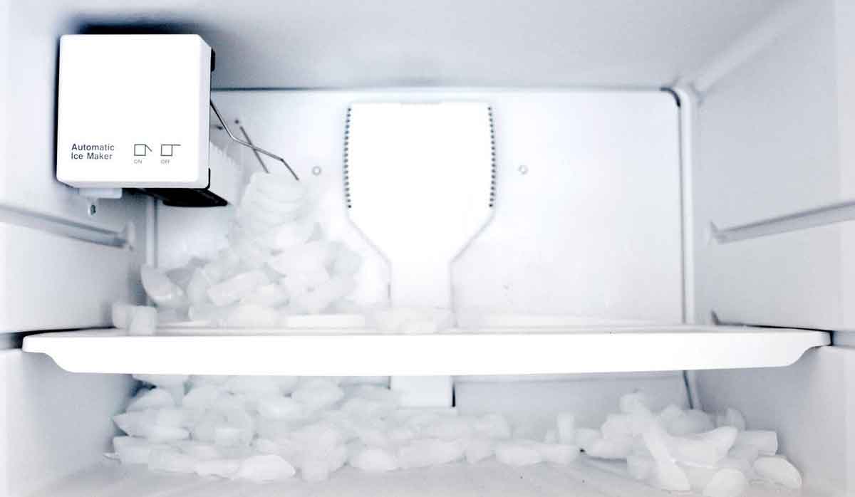 Через сколько отключается холодильник. Холодильник самсунг задняя стенка. Холодильник 4624-101 задняя стенка холодильника. Вода на задней стенке холодильника. Лед внутри холодильника на задней стенке в углу.