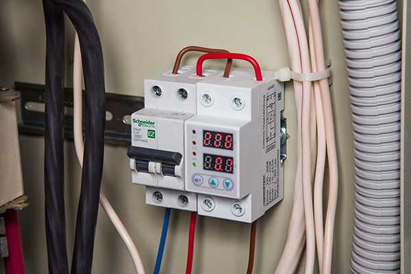 Защиты от скачков напряжения 220 вольт в квартире и доме