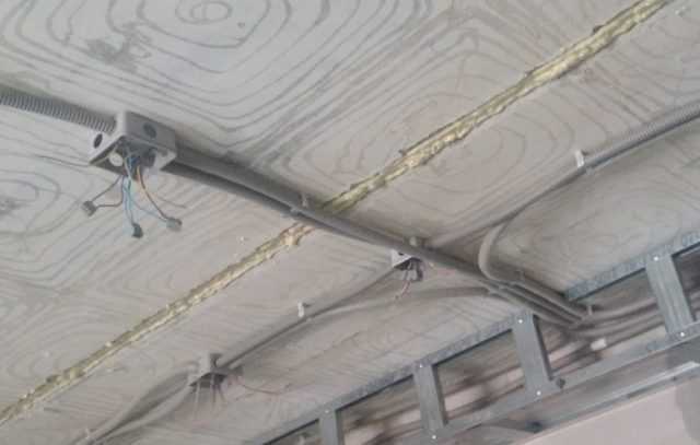 Проводка и натяжной потолок — на что следует обратить внимание?