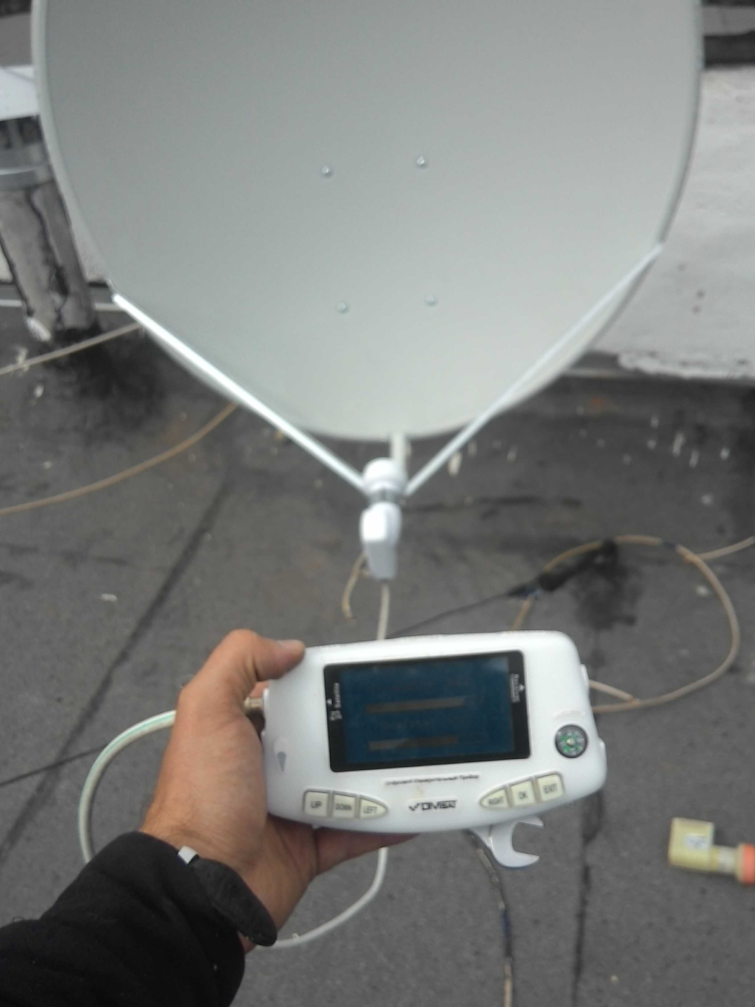 Настройка антенны триколор самостоятельно прибором. ТВ тюнер для спутниковой антенны. Аппарат для установки спутниковых антенн. Аппарат для установление параболических антенн. Настройщик спутниковых тарелок.