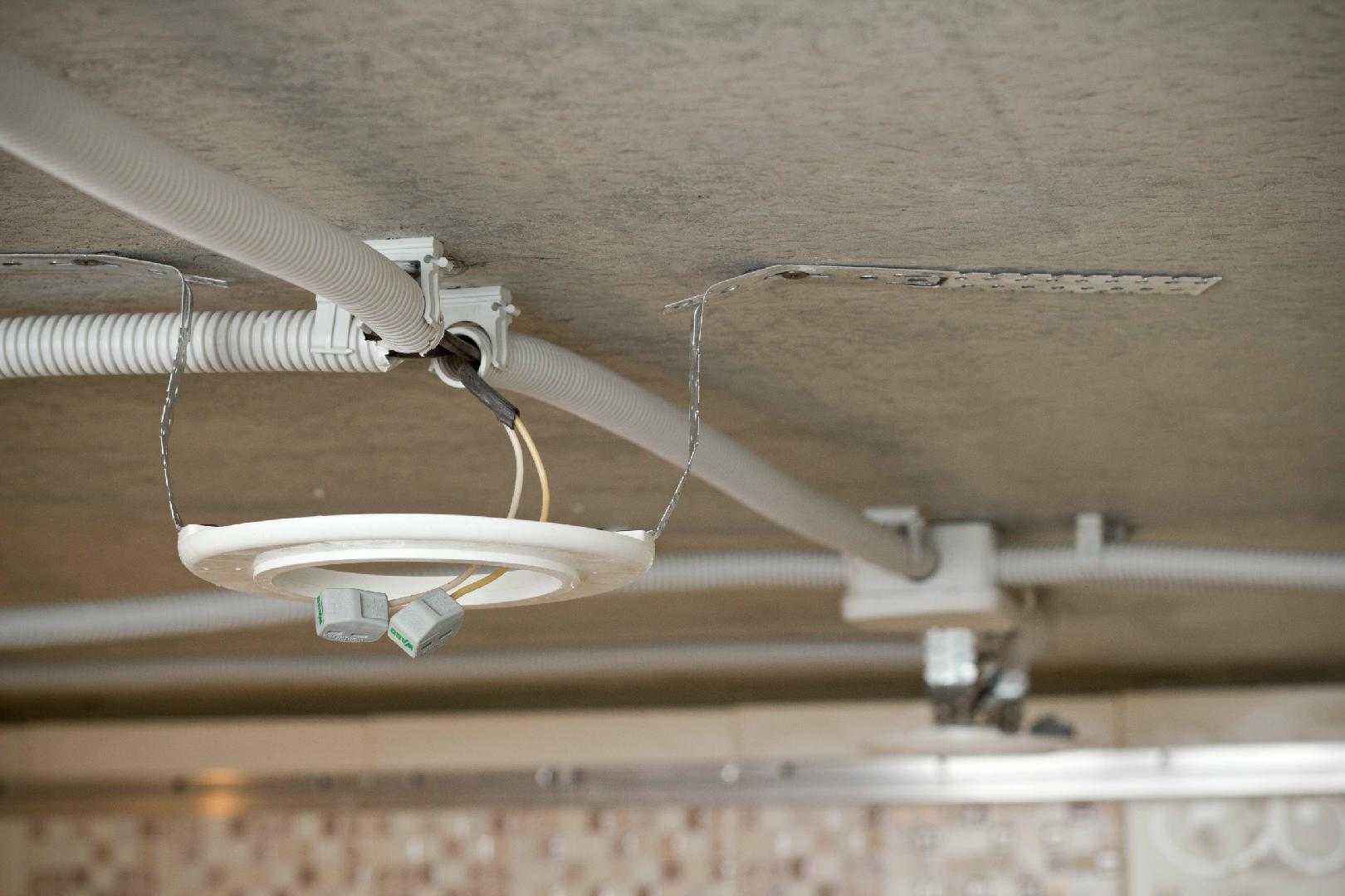 Монтаж проводки под натяжным потолком - инструкция (15 фото)