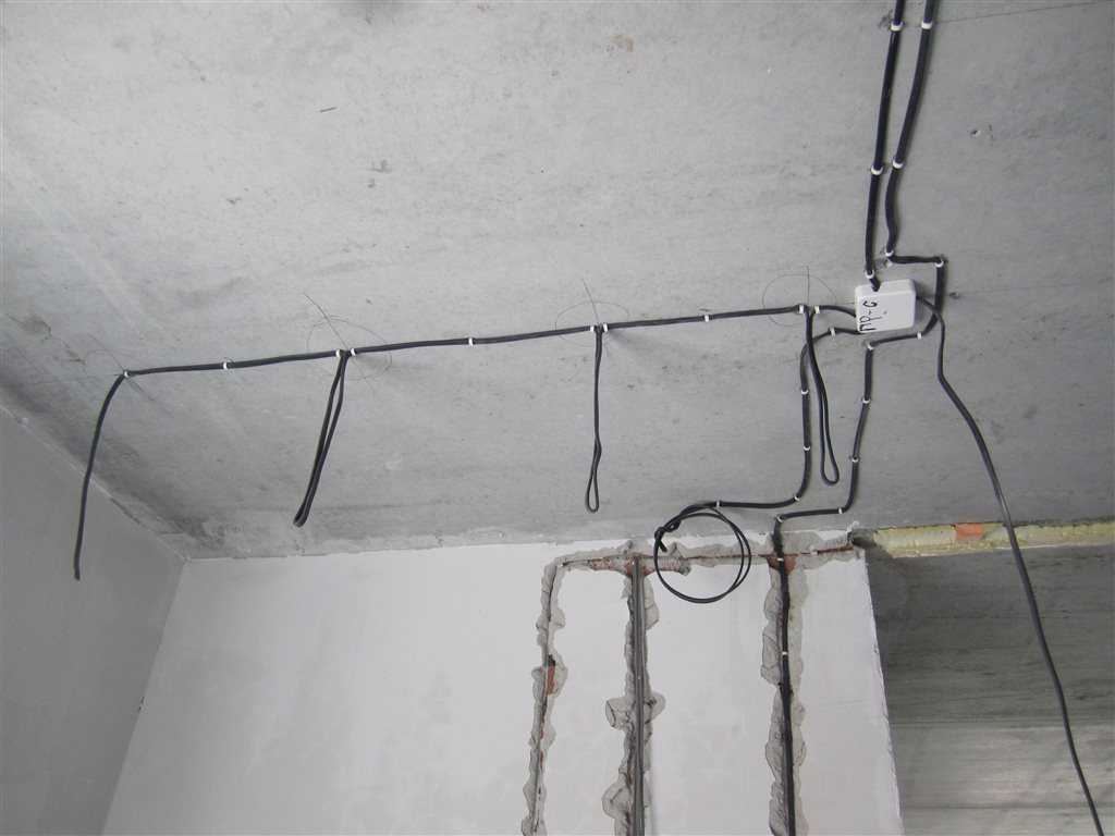 Электропроводка под натяжным потолком: нормы, фото, правила монтажа