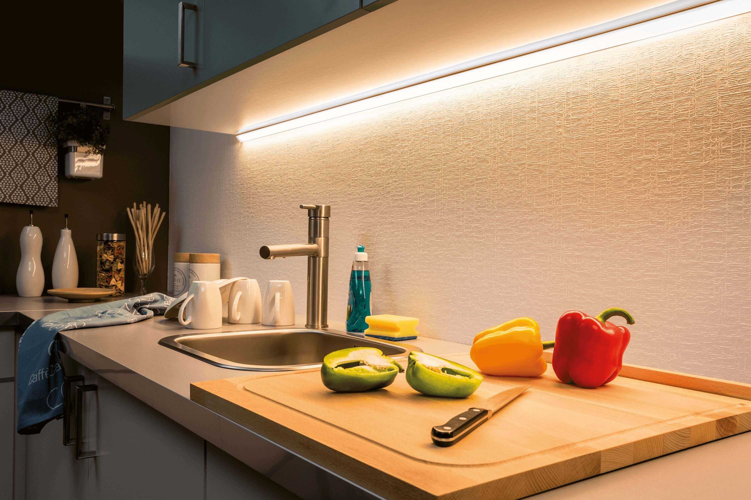 Светодиодная лента для кухни (35 фото): самоклеящаяся диодная лента 220 в. какую led-подсветку кухонного гарнитура лучше выбрать?