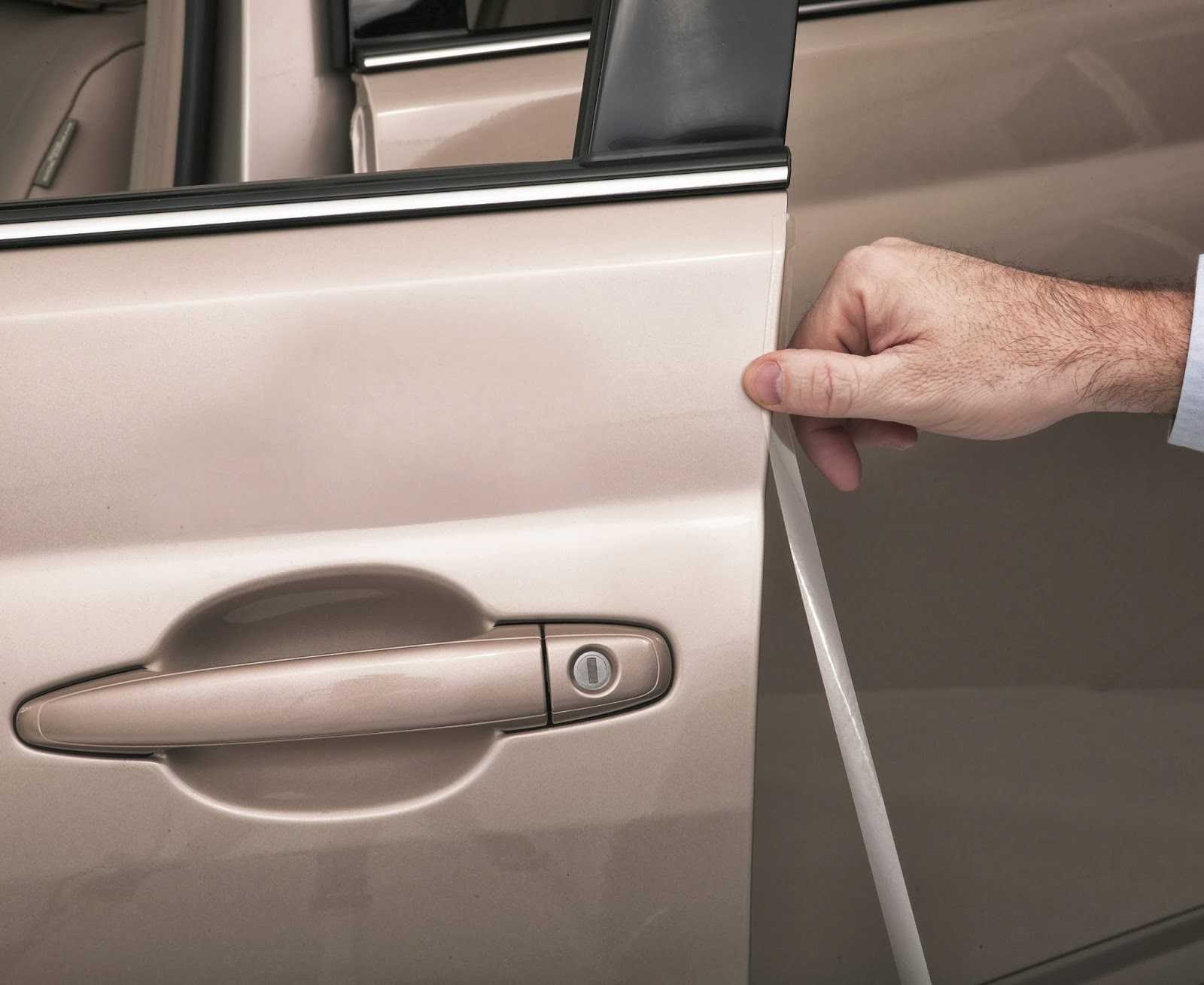 Логотип на двери автомобиля: установка своими руками, разновидности и цена