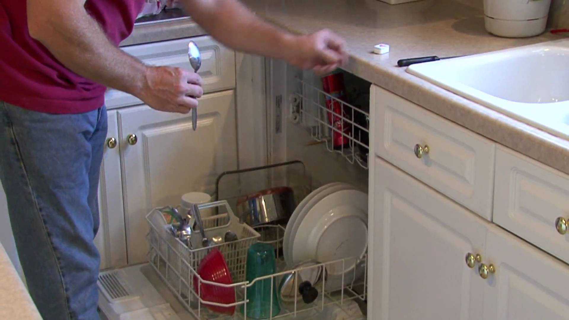 Посудомоечная машина не моет посуду причины. Посудомойка экономит воду. Посуда после посудомоечной машины. Мойка посуды фото. Экономия воды с посудомоечной машиной.