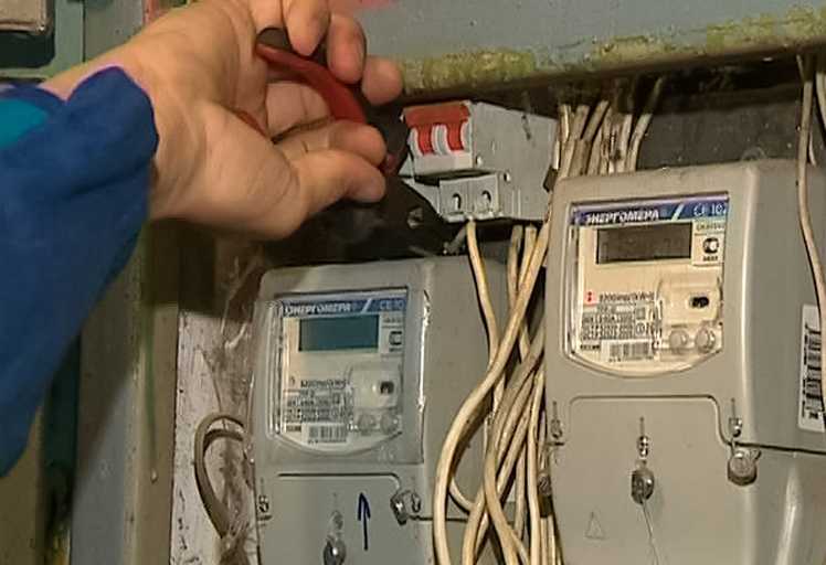 Кто должен менять электросчетчик в приватизированной или муниципальной квартире и за чей счет