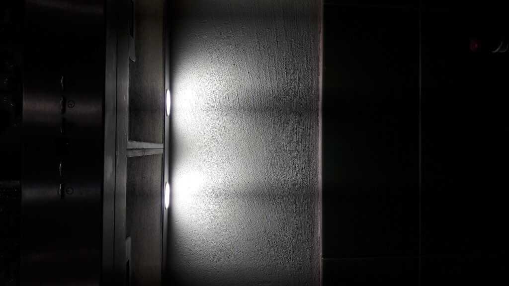 Почему светодиодные лампы горят при выключенном выключателе — причины и решения