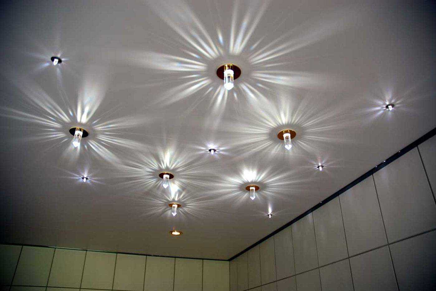 Размещаем светильники на натяжном потолке: лучшие схемы для любого помещения
