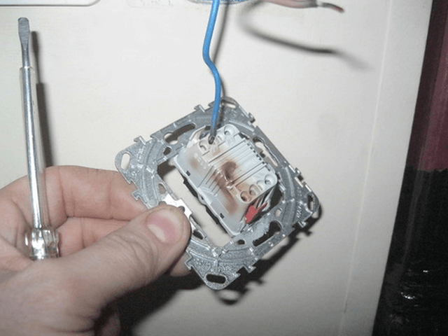 Подключение трехклавишного выключателя в блоке с розеткой и без нее.