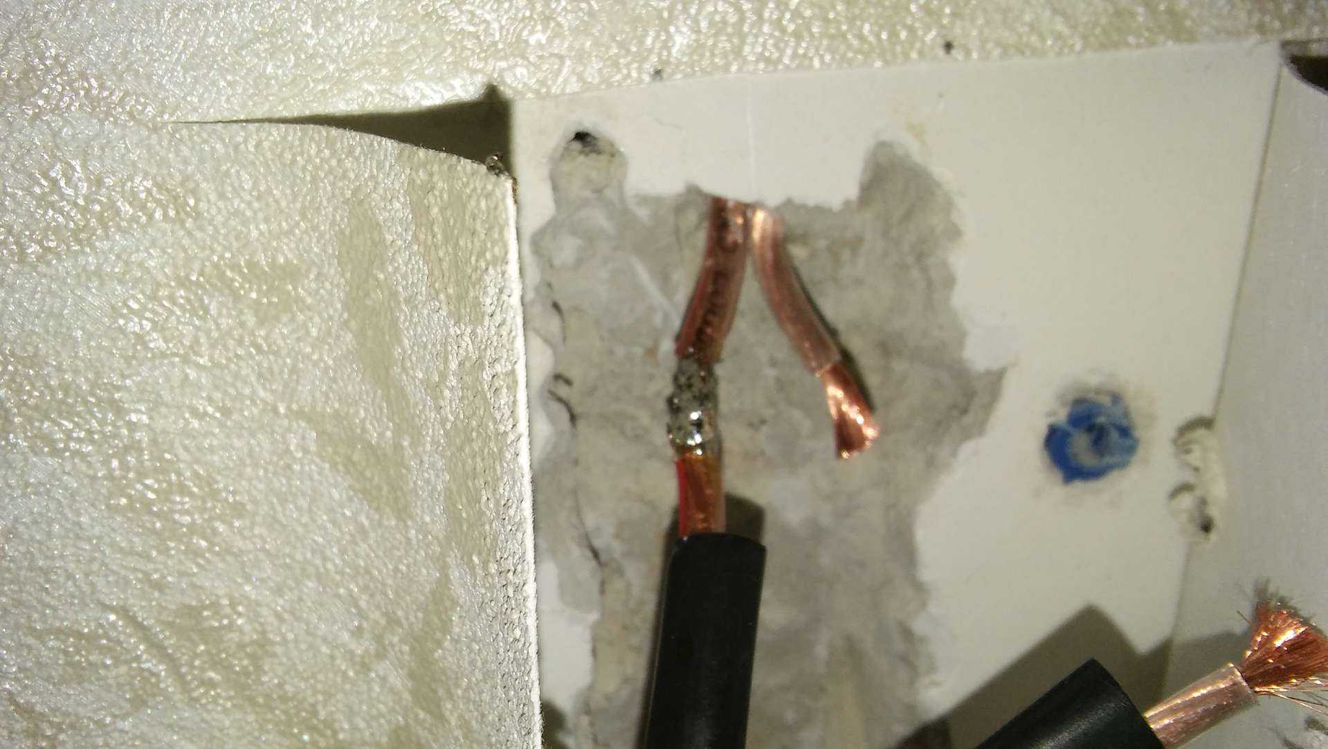 Как найти скрытую проводку в стене специальными приборами и без них
