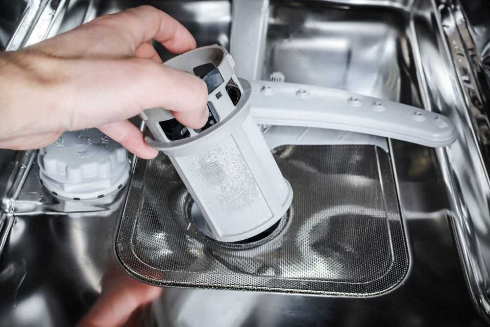 Почему посудомоечная машина набирает и сразу сливает воду и что с этим делать?
