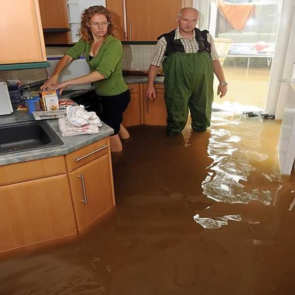 Холодильник после затопления. Затопило квартиру. Залив квартиры. Потоп в квартире. Затопили соседи.
