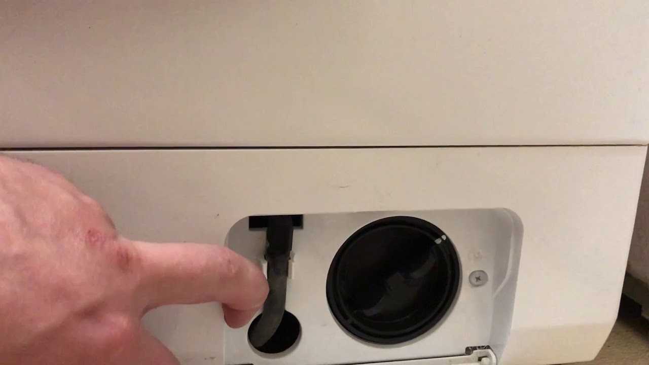 Почему при сливе воды стиральная машина гудит?