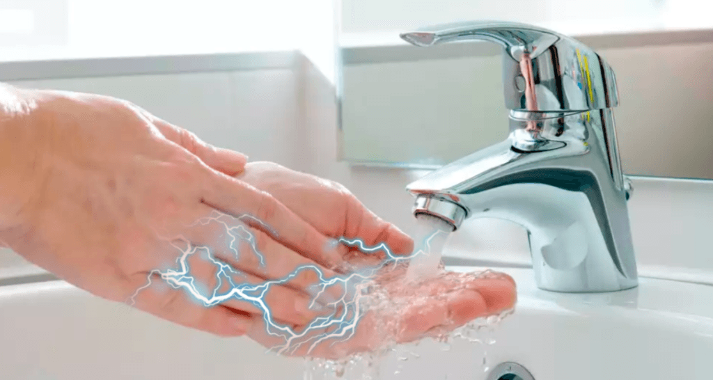 В ванной бьет током: почему это происходит и что делать