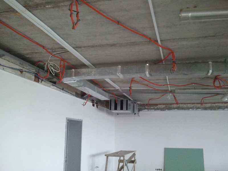 На что следует обращать внимание при монтаже проводки по потолку?