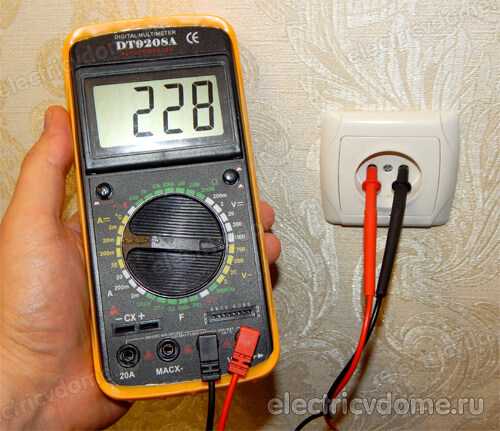 Как измерить напряжение мультиметром: в розетке 220 вольт