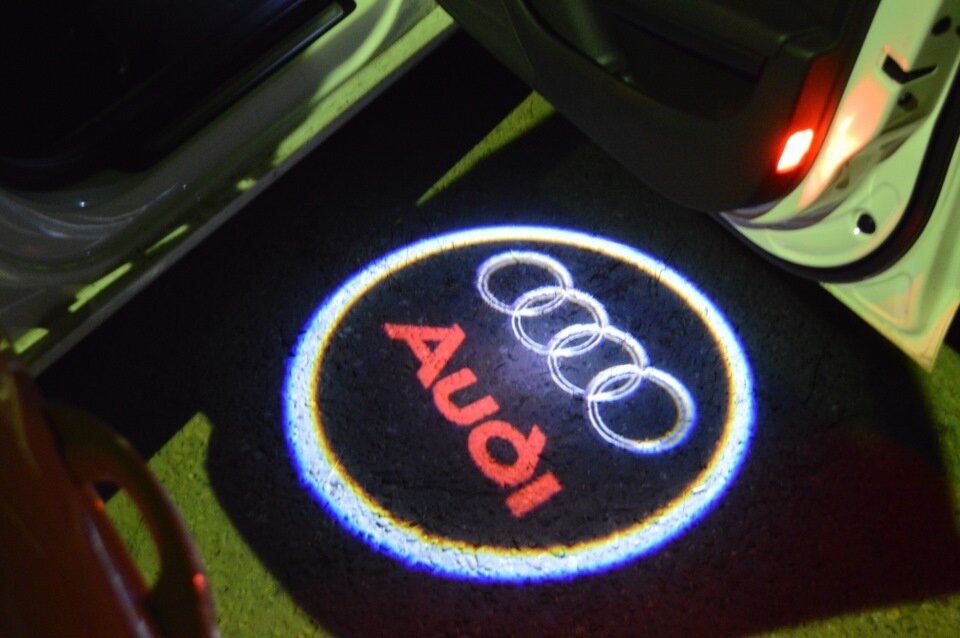 Подсветка логотипа купить. Подсветка дверей Ауди а4 2013. Подсветка двери CBSD-10 Audi. Подсветка для двери автомобиля с логотипом Ауди с4. Подсветка дверей с логотипом.