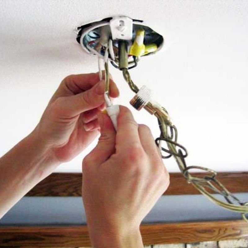 Крепление люстры к натяжному потолку, как крепить осветительные приборы своими руками: фото инструкция и видео-уроки