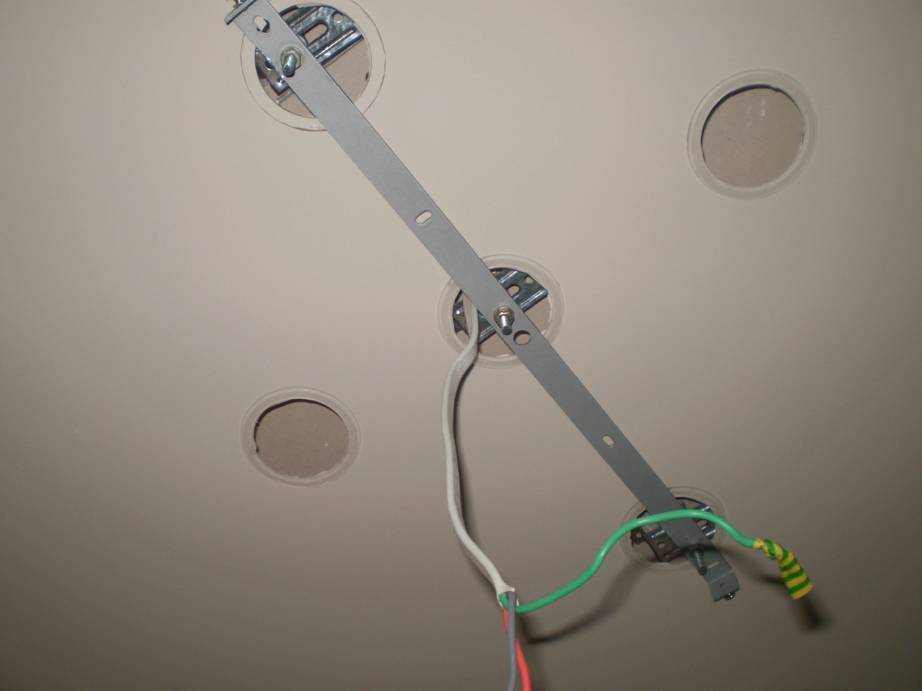 Как повесить люстру на натяжной потолок: установка своими руками