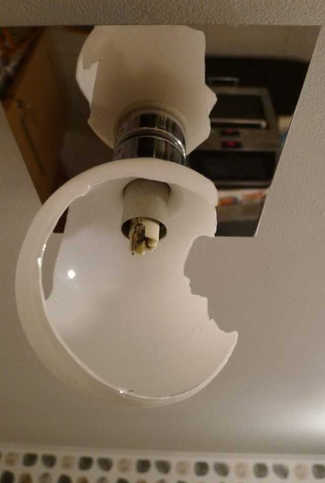 Как заменить лампочку — в какую сторону выкручивать и другие нюансы: порядок выкручивания лампы из подвесного потолка