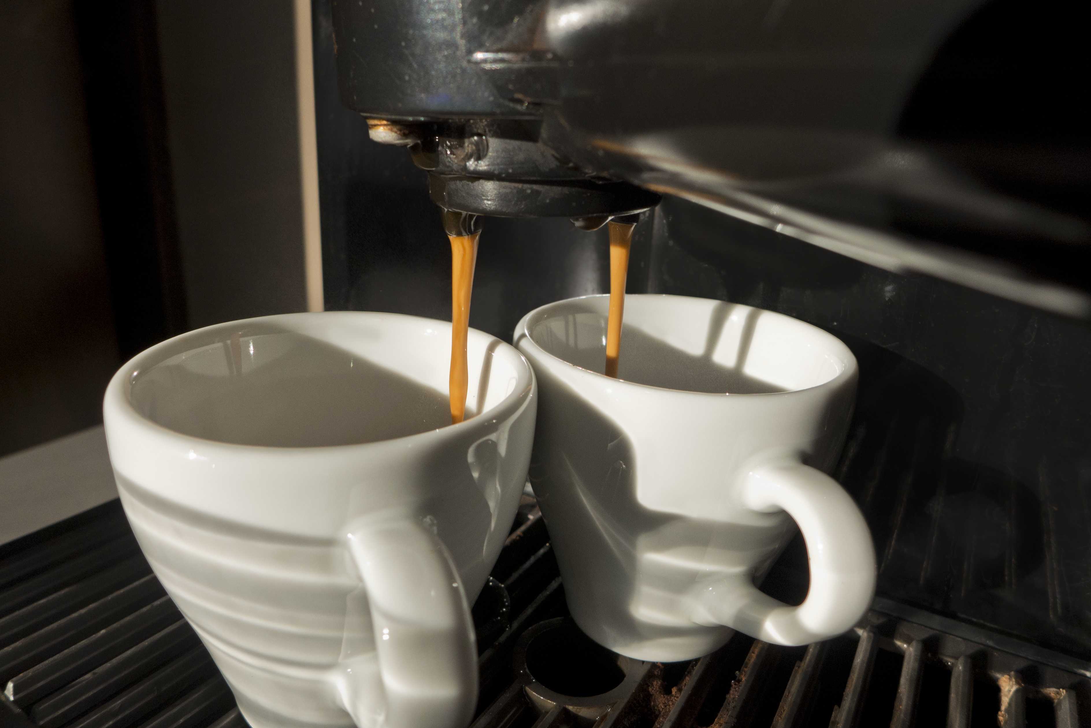 Кофе кофемашины кофеварки. Кофейная чашка. Чашка кофе на столе. Чашка кофе из кофемашины. Чашка ароматного кофе.