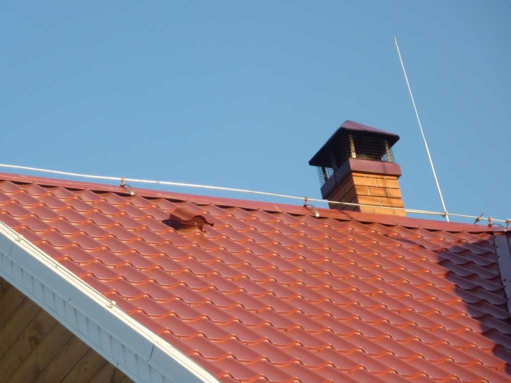 Надо ли заземлять крышу из металлочерепицы?