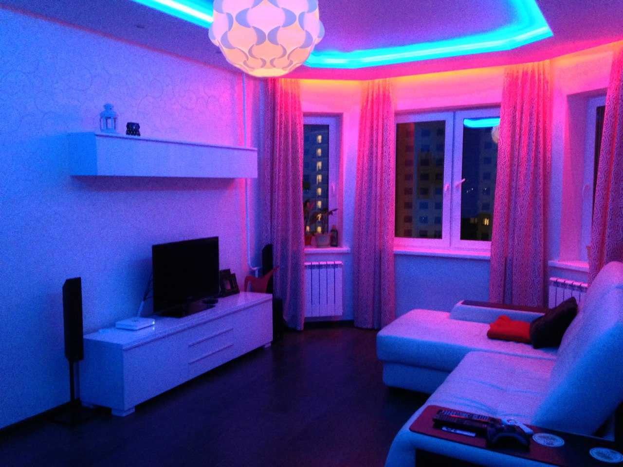 Освещение в квартире: современные виды трекового и умного света для помещений с фото