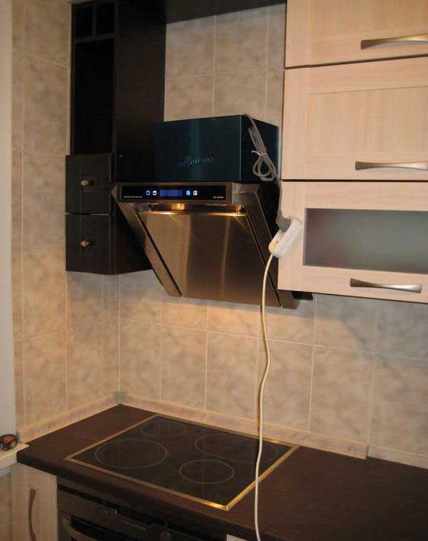 Как подключить вытяжку на кухне к электричеству без розетки?