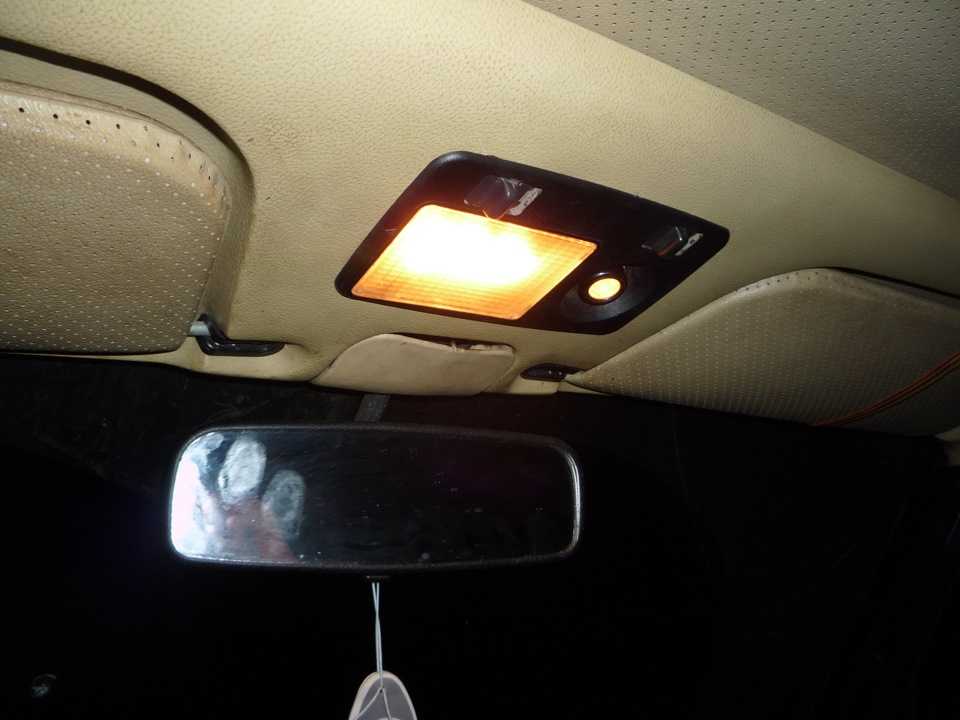 Как снять плафон освещения салона автомобиля своими руками?