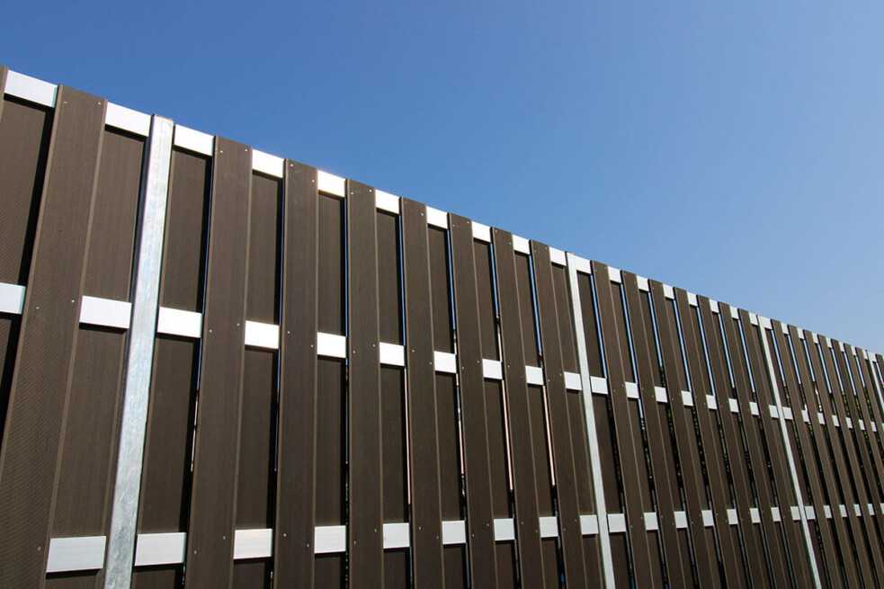 Евроштакетник или профнастил: что выбрать для забора?